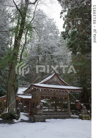 能舞台と奥宮の風景_貴船神社奥宮 98139955