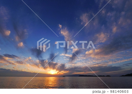 迫力のある雲が夕焼けした空と冬の海・超広角・空主体・221119pm 迫力のある雲が夕焼けした空と冬の海・超広角・空主体・221119pm 98140603