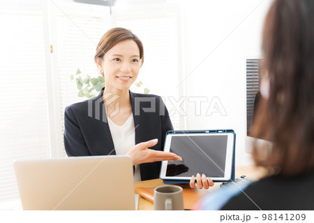 タブレットで説明をする女性 タブレットで説明をする女性 98141209