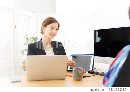 タブレットで説明をする女性 98141212