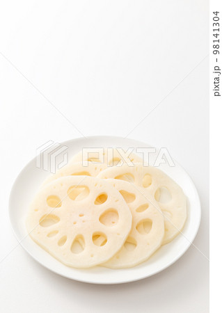 白皿に乗ったレンコン　輪切り 98141304