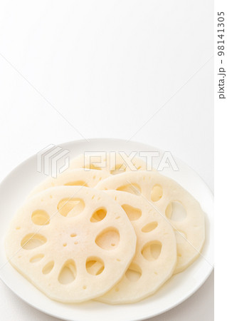 白皿に乗ったレンコン　輪切り 98141305