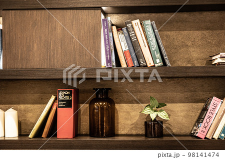 本棚と洋書のアンティークなイメージの素材画像 98141474