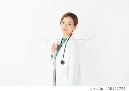 白背景に立つ女性医師 白背景に立つ女性医師 98141761