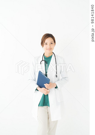 白背景に立つ女性医師 98141840