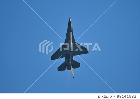在日米軍F-16戦闘機　機動飛行 98141932