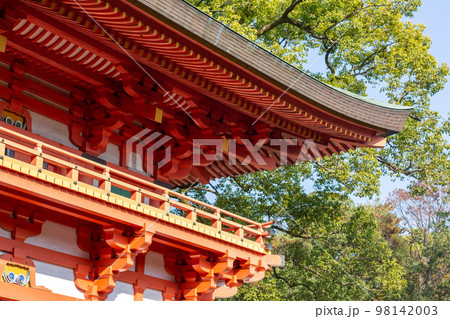 【日本】埼玉、武蔵一宮氷川神社の屋根軒下と緑の木々 98142003