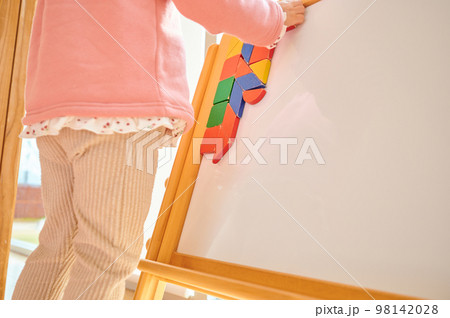 遊具で遊ぶ子ども　マグネット　知育　幼児 98142028