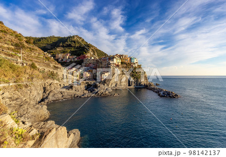 Small touristic town on the coast, Manarola, Italy. Cinque Terre 98142137