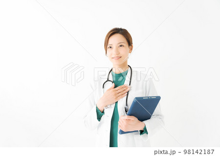 白背景に立つ女性医師 98142187