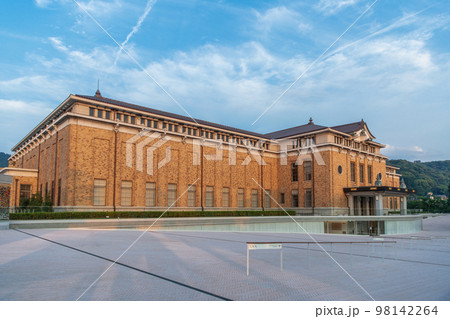 京都 夕暮れの美術館 98142264