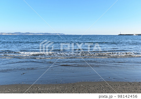 神奈川県 江の島 東浜 の波打ち際の風景 98142456