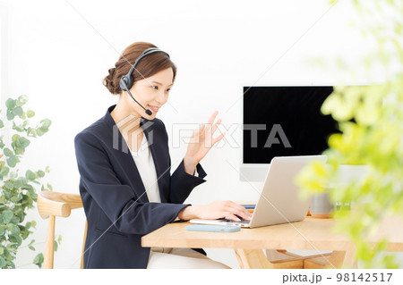 オペレーターの女性 98142517