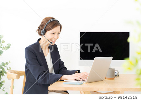 オペレーターの女性 98142518