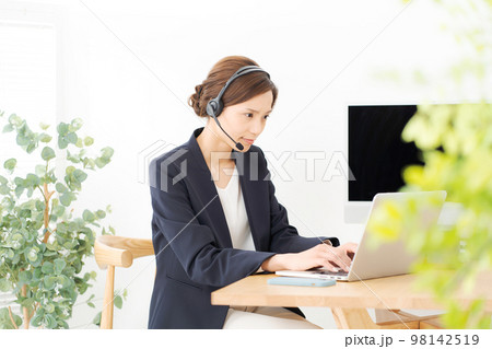 オペレーターの女性 98142519