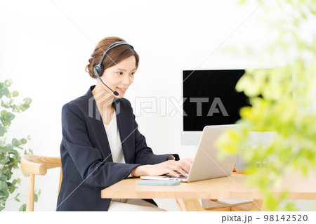 オペレーターの女性 98142520