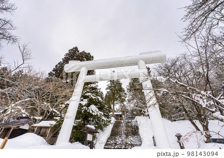 冬の土津神社 白い鳥居と参道 福島県猪苗代町 冬の土津神社 白い鳥居と参道 福島県猪苗代町 98143094