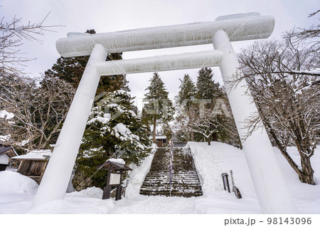 冬の土津神社 白い鳥居と参道 福島県猪苗代町 冬の土津神社 白い鳥居と参道 福島県猪苗代町 98143096