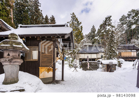 冬の土津神社　本殿と参道　福島県猪苗代町 98143098
