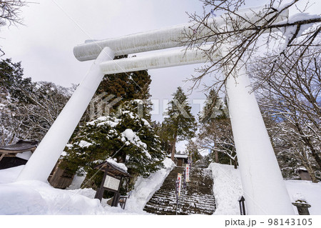 冬の土津神社　白い鳥居と参道　福島県猪苗代町 98143105
