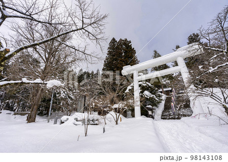 冬の土津神社 白い鳥居と参道 福島県猪苗代町 冬の土津神社 白い鳥居と参道 福島県猪苗代町 98143108