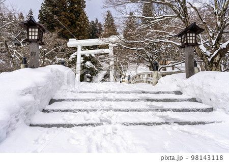 冬の土津神社　白い鳥居と参道　福島県猪苗代町 98143118