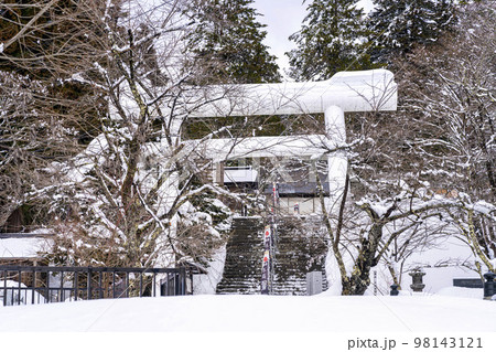 冬の土津神社 白い鳥居と参道 福島県猪苗代町 冬の土津神社 白い鳥居と参道 福島県猪苗代町 98143121