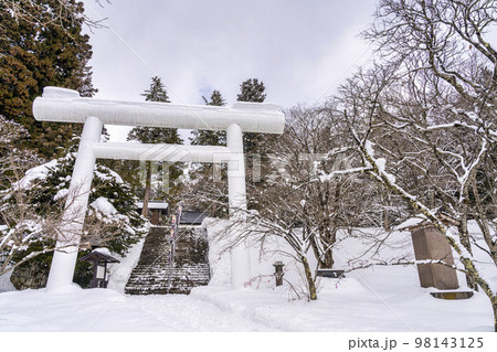 冬の土津神社 白い鳥居と参道 福島県猪苗代町 冬の土津神社 白い鳥居と参道 福島県猪苗代町 98143125