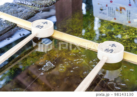 冬の土津神社　手水舎　福島県猪苗代町 98143130