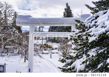 冬の土津神社　白い鳥居と参道　福島県猪苗代町 98143138