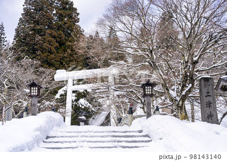 冬の土津神社 白い鳥居と参道 福島県猪苗代町 冬の土津神社 白い鳥居と参道 福島県猪苗代町 98143140