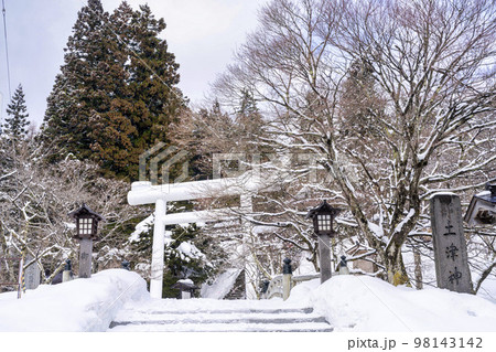 冬の土津神社　白い鳥居と参道　福島県猪苗代町 98143142
