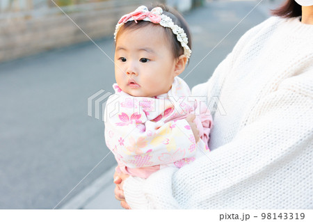 はかまでお出かけする赤ちゃん　生後8ヶ月 98143319