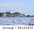 海に浮かぶ軍艦島の日本初の鉄筋コンクリート造り高層アパート群。 98143495