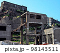 軍艦島の廃墟と化した炭鉱設備。 98143511