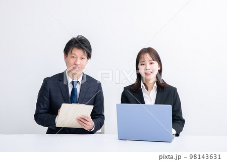 面接官の男性と女性　interviewer 98143631