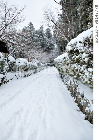 高野山蛇腹道の雪景色　【和歌山県高野町】 98143779