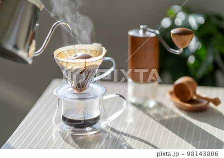 珈琲 コーヒー ハンドドリップ HARIO V60 抽出 湯気 白ストライプ 珈琲 コーヒー ハンドドリップ HARIO V60 抽出 湯気 白ストライプ 98143806