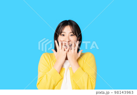 驚く女性 98143963