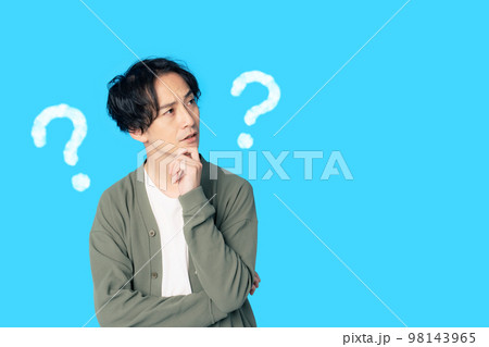 悩む男性 98143965