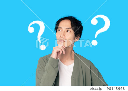 悩む男性 98143968