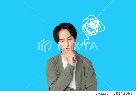 落ち込む男性 落ち込む男性 98143969