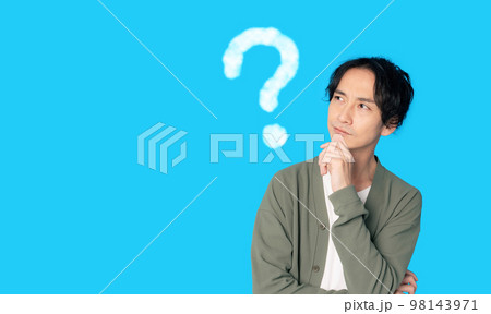 悩む男性 98143971