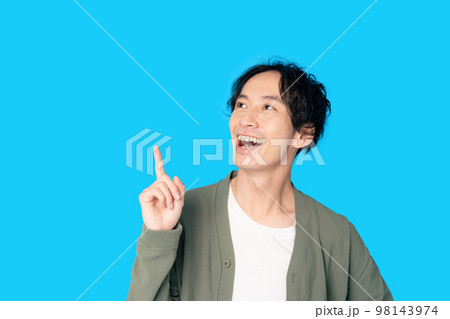 上を指さす男性 98143974