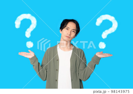 二つのものを比較する男性 98143975