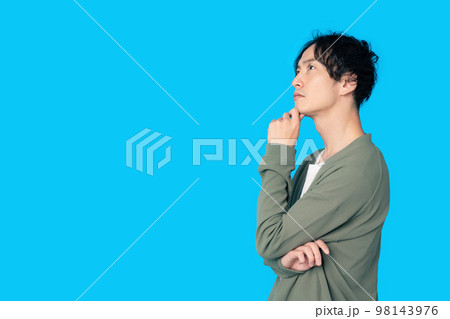 考える男性 98143976