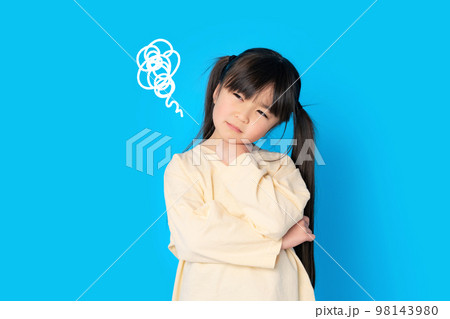 落ち込む女の子 落ち込む女の子 98143980