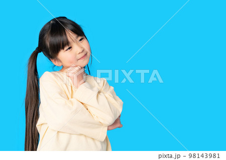 嬉しそうに考える女の子 98143981