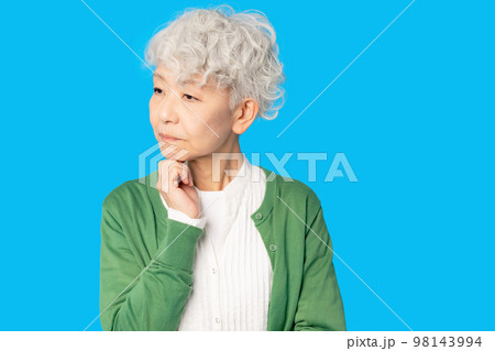 悩むシニア女性 98143994
