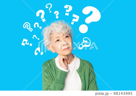 疑問を持つシニア女性 疑問を持つシニア女性 98143995